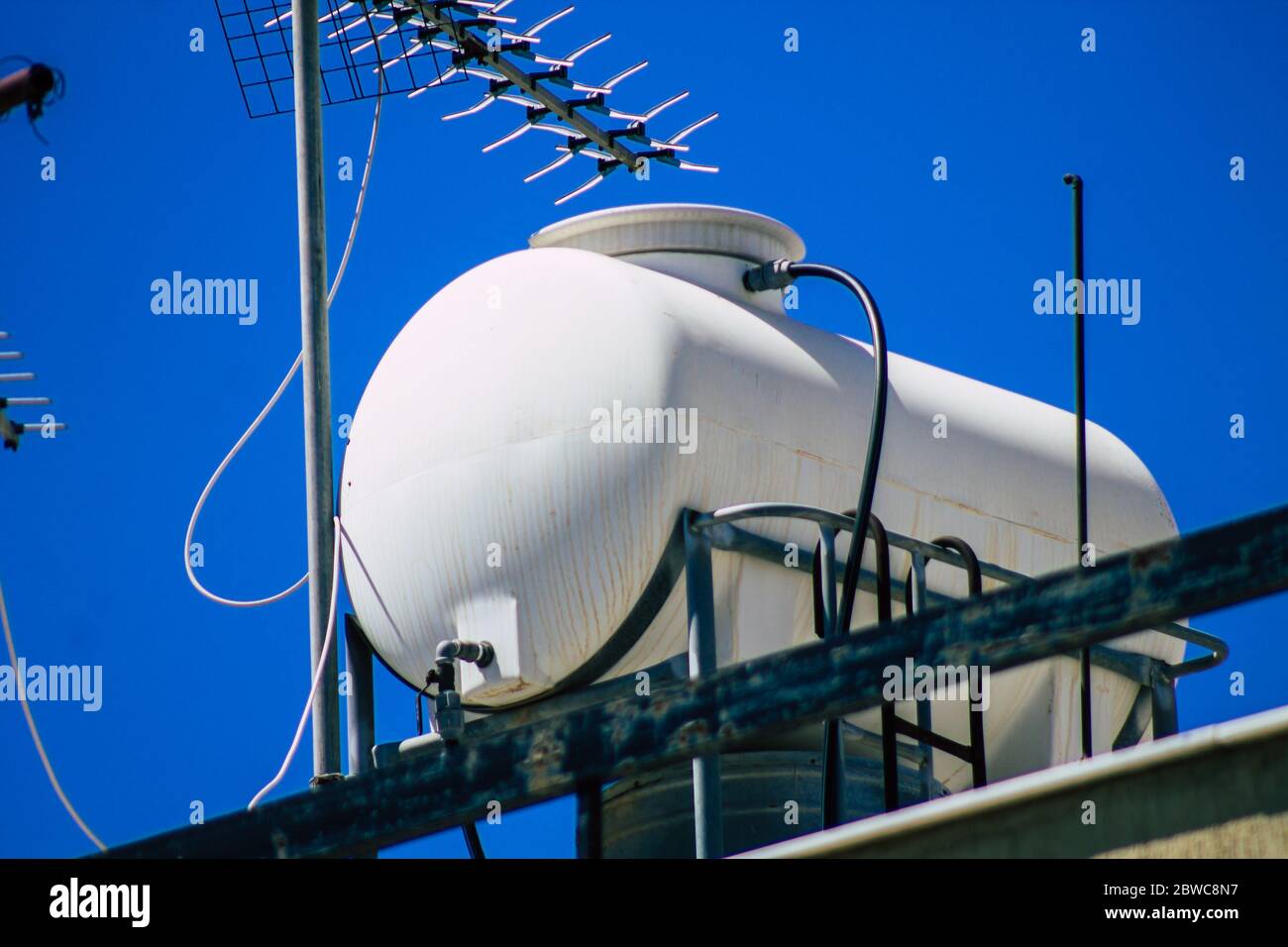 Limassol Zypern 30. Mai 2020 Blick auf einen Wassertank von einem Solarofen auf dem Dach eines Gebäudes in den Straßen von Limassol auf Zypern Insel Stockfoto