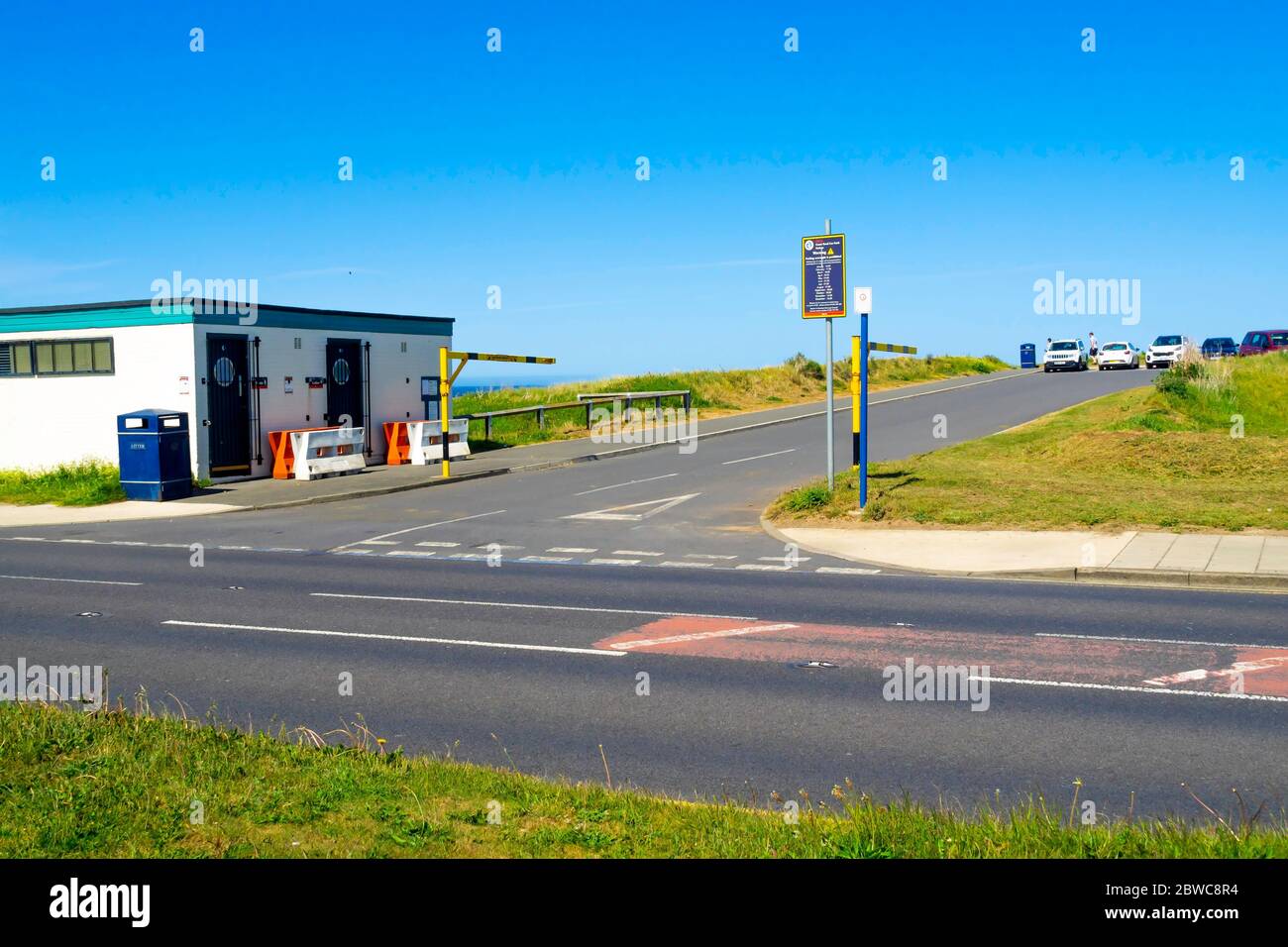Parkplatz an der North Yorkshire Coast in Marske am Meer, geschlossen durch den lokalen Rat, um ihre Verwendung während des Coronovirus oder Cocid zu verhindern - 19 pand Stockfoto