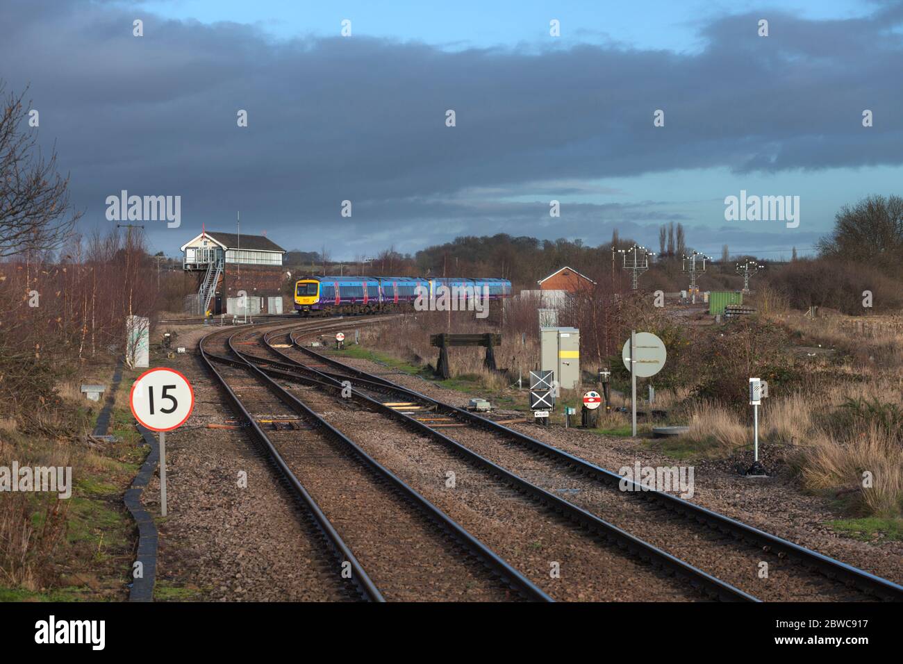 Erste TransPennine Express Bombardier-Züge der Klasse 170 Turbostar fahren an der Great Central Railway Wrawby Junction Signalbox, Lincolnshire vorbei Stockfoto