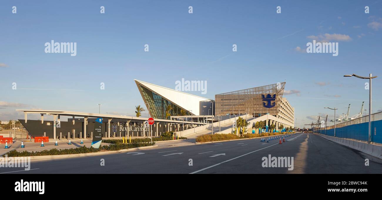 Außenfassade von der Straße aus mit Zugang zum Parkplatz. Royal Caribbean Miami Cruise Terminal, Miami, Usa. Architekt: Broadway Malyan Limi Stockfoto