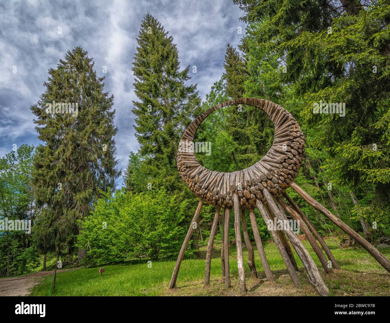 Arte Sella Holz arbeitet in der Natur in Trentino-Südtirol, Borgo Valsugana, dem Sellatal, Borgo Valsugana Norditalien, Europa. Arte Sella. Stockfoto
