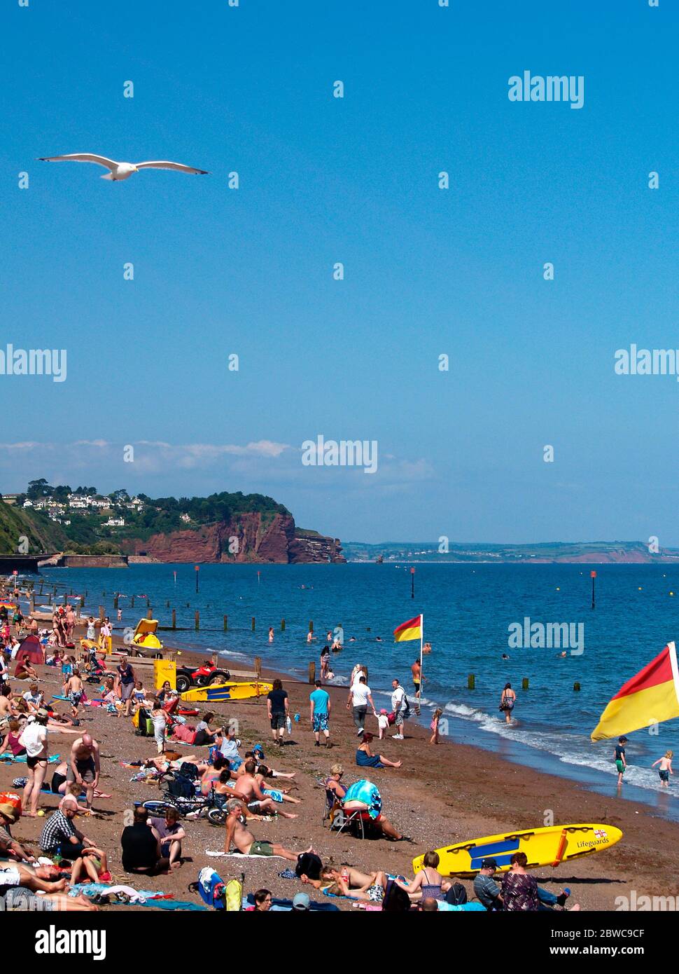 Ein Sommertag am Teignmouth Beach, Devon, Südwestengland vor Covid 19 Stockfoto