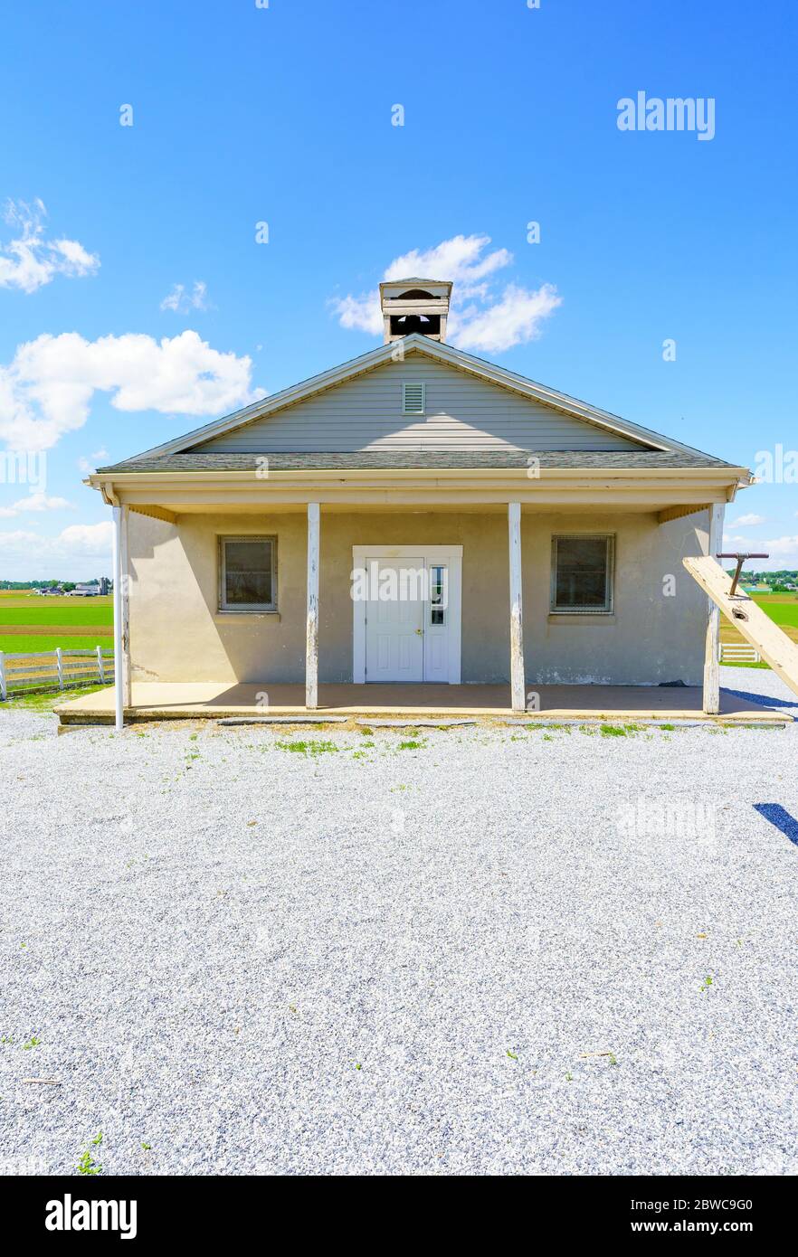 Gordonville, PA, USA / 30. Mai 2020: Ein einzimmeriger Amish Schulhaus, jetzt für den Sommer geschlossen, in ländlicher Lage in Lancaster County. Stockfoto