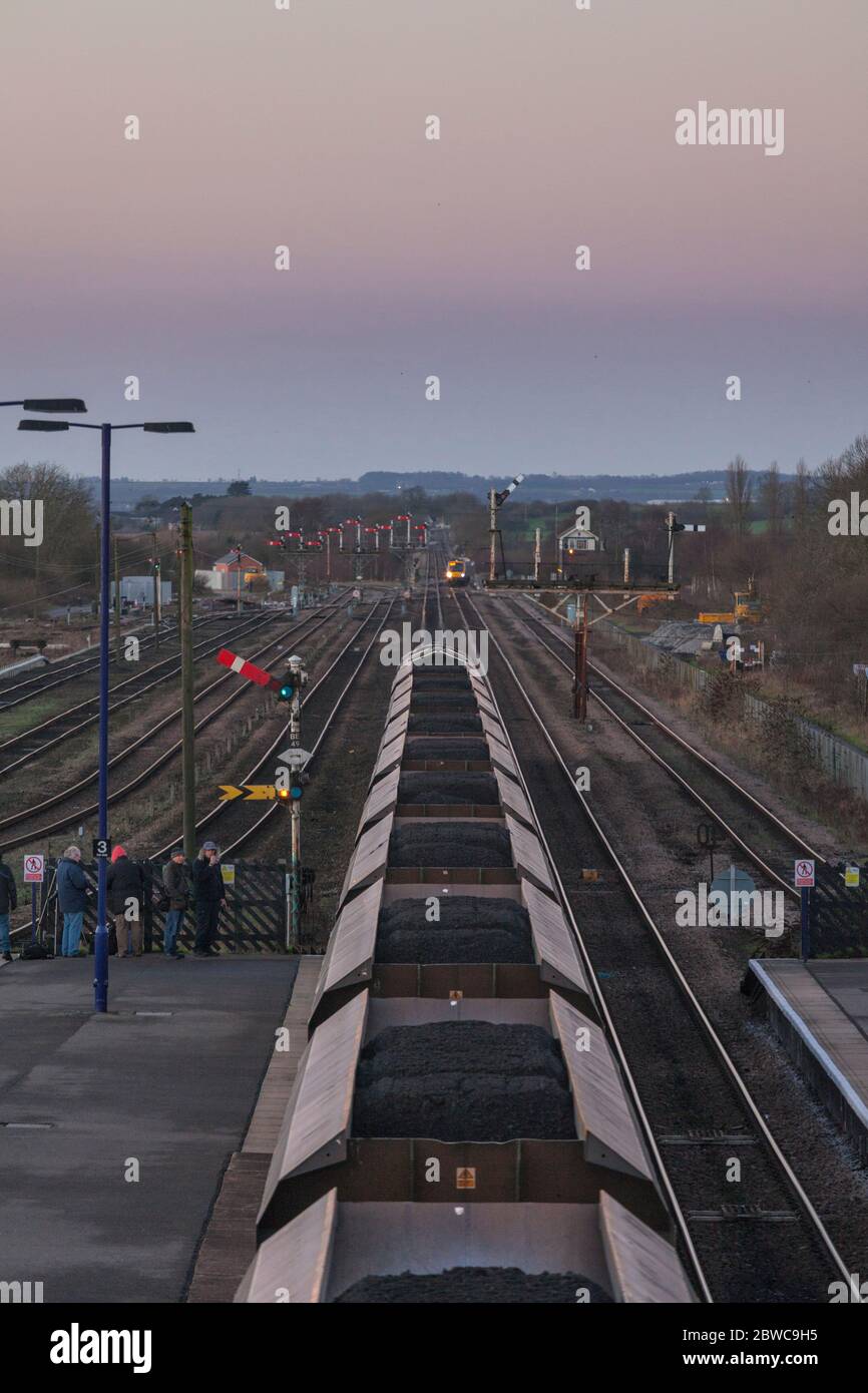 Freightliner Merry fahren um Kohlezug vorbei an den mechanischen Semaphore-Signalen in Barnetby, Lincolnshire zeigt die Kohle in den Wagen Stockfoto