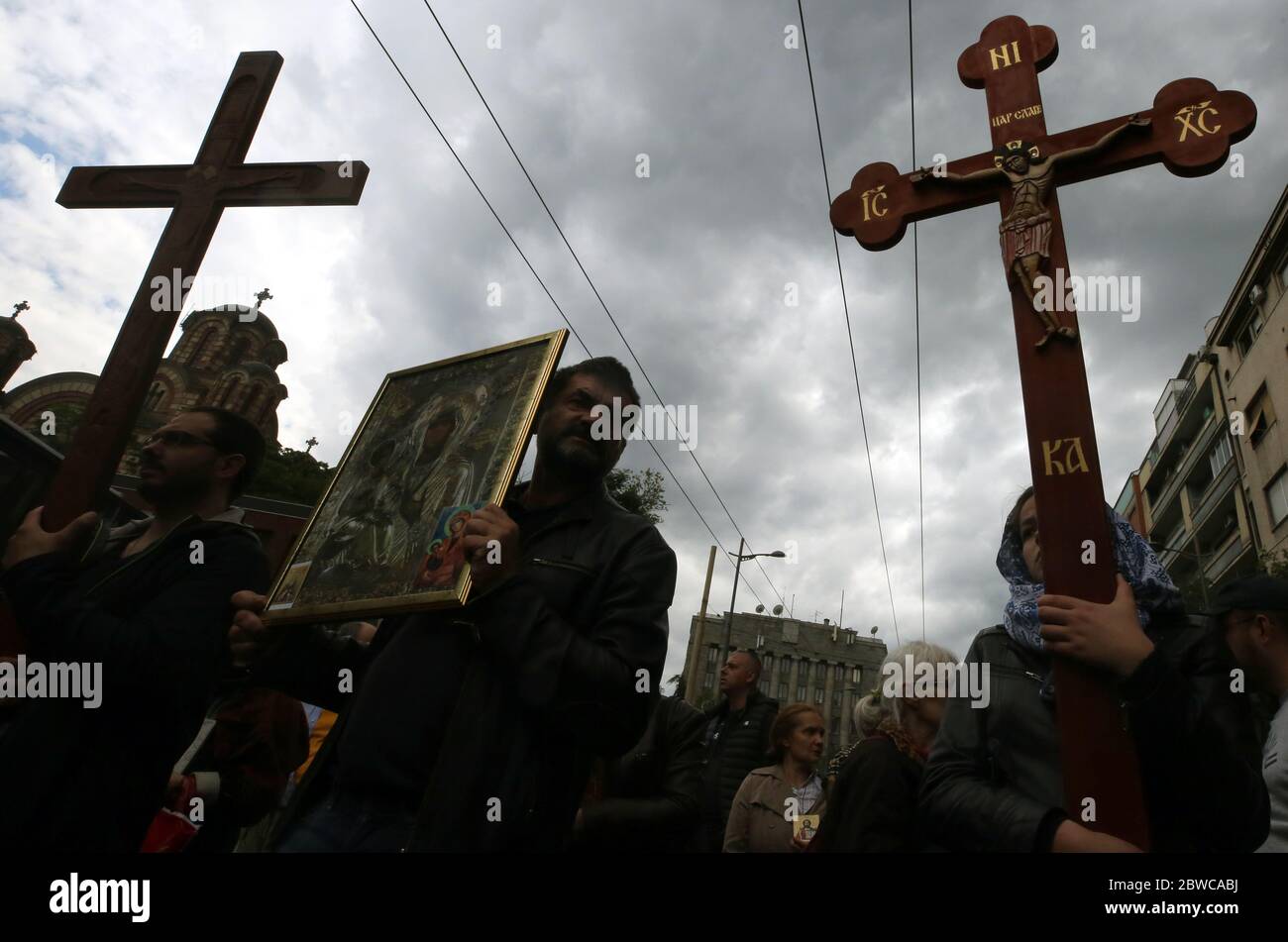 Belgrad, Serbien. 31 Mai 2020. Anti-Impfaktivisten halten Ikonen und Kreuze während eines Protestes in Belgrad. Menschen, die keine obligatorische Impfung von Kindern unterstützen, fordern eine Änderung der Gesetzgebung und erlauben die Zulassung von nicht geimpften Kindern in Schulen. Stockfoto