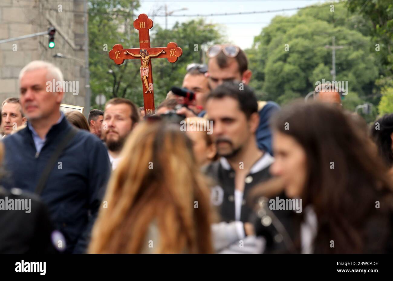 Belgrad, Serbien. 31 Mai 2020. Anti-Impfaktivisten halten Ikonen und Kreuze während eines Protestes in Belgrad. Menschen, die keine obligatorische Impfung von Kindern unterstützen, fordern eine Änderung der Gesetzgebung und erlauben die Zulassung von nicht geimpften Kindern in Schulen. Stockfoto