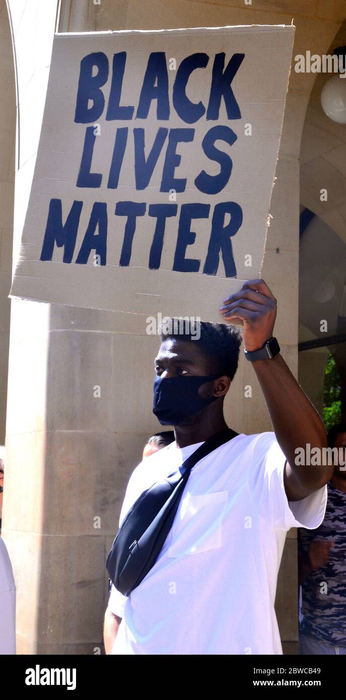 Ein Protest von Black Lives Matter zog am 31. Mai 2020 mehrere hundert Demonstranten in Zentral-Manchester, England, Großbritannien, in Solidarität mit den Demonstranten in Amerika in Bezug auf den Tod von George Floyd an. Floyd, ein afroamerikanischer Mann, starb am 25. Mai 2020 in Minneapolis, Minnesota, USA, während er von 4 Polizeibeamten verhaftet wurde, nachdem ein Verkäufer behauptet hatte, er habe versucht, mit einer gefälschten 20-Dollar-Rechnung zu bezahlen. Stockfoto