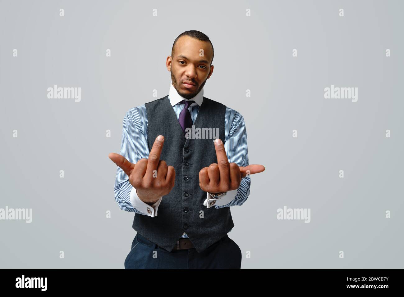 Porträt, Hand und Mittelfinger mit einem schwarzen Geschäftsmann im Studio  isoliert auf weißem Hintergrund. Face, Emoji oder unhöflich und ein  männlicher Angestellter ohne Angabe Stockfotografie - Alamy