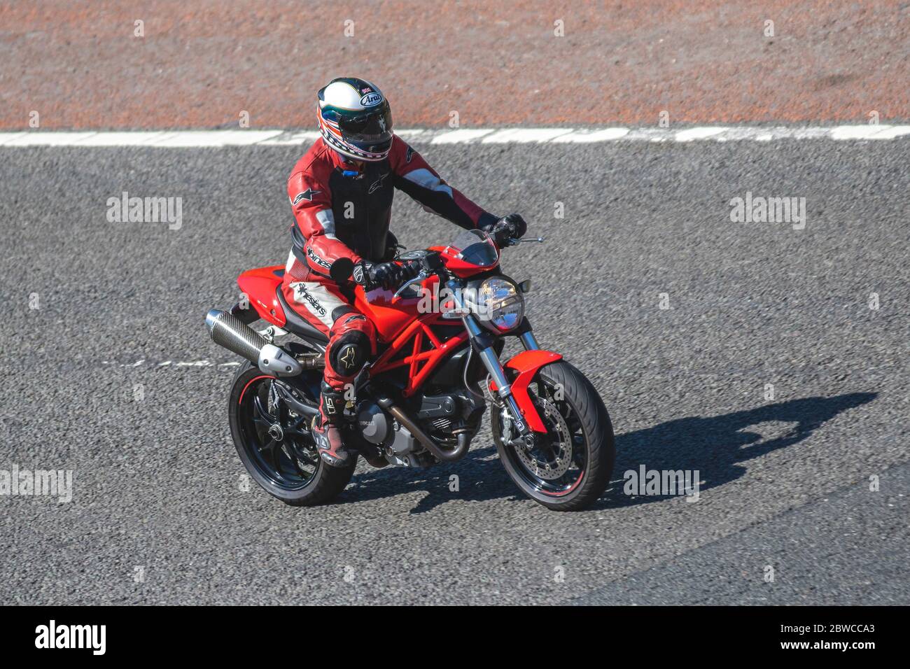 Red Ducati 750; Motorradfahrer; Zweiradtransport, Motorräder, Fahrzeug, Straßen, Motorräder, Motorradfahrer, die auf der Autobahn M6 Chorley fahren, Großbritannien Stockfoto