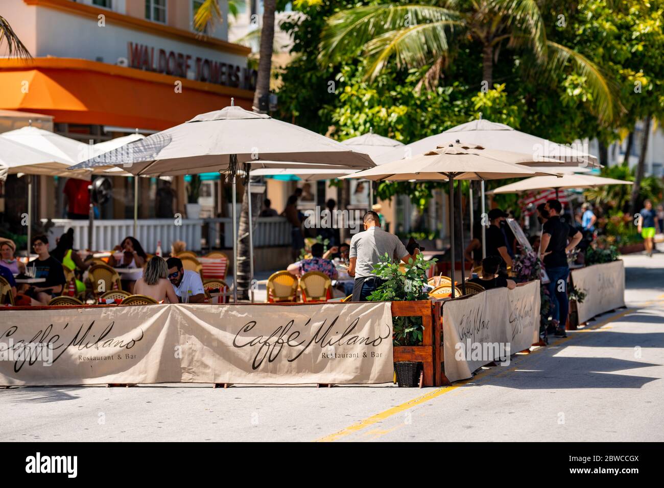 Café Milano Miami Beach Ocean Drive Wiedereröffnung während Coronavirus Covid 19 Pandemie soziale Distancing Stockfoto