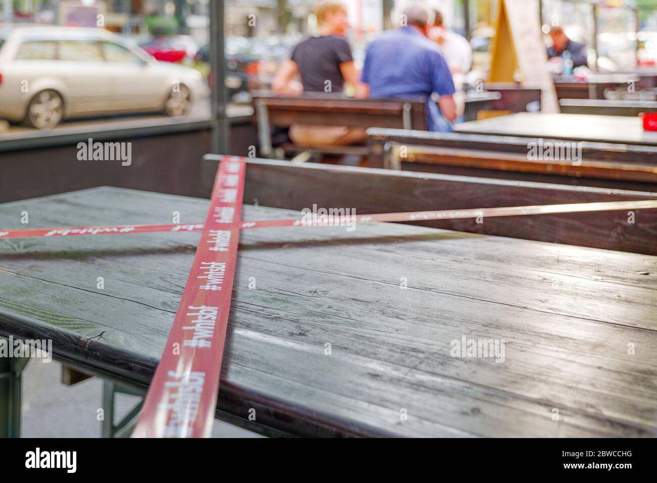 Rot-weiß Vorsicht auf Outdoor-Tischen und Sitzplätzen Bereich des Restaurants während der sozialen Distanzierung und New Normal von der Epidemie des COVID-19 Virus. Stockfoto