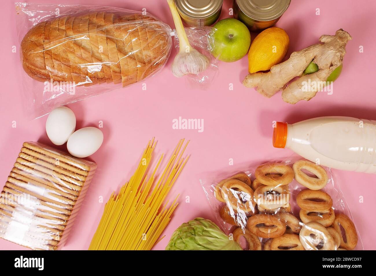 Das Essen auf einem rosa Hintergrund Blick von oben Stockfoto