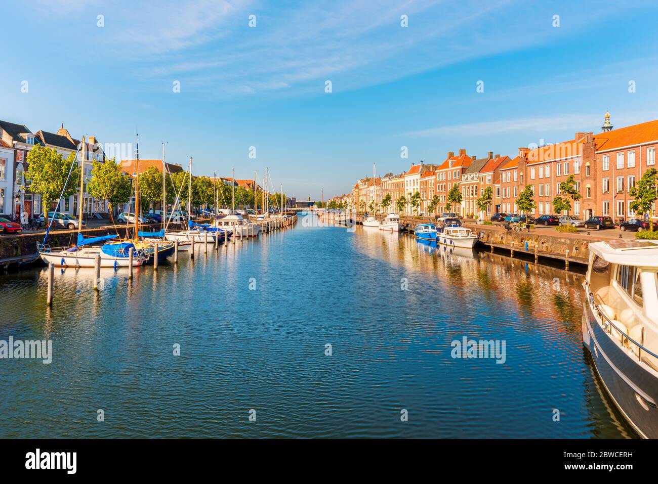 Boote in Canal in Middelburg, Zeeland Provinz, Niederlande. Middelburg ist die Hauptstadt von Zeeland und hat etwa 42,000 Einwohner. Stockfoto