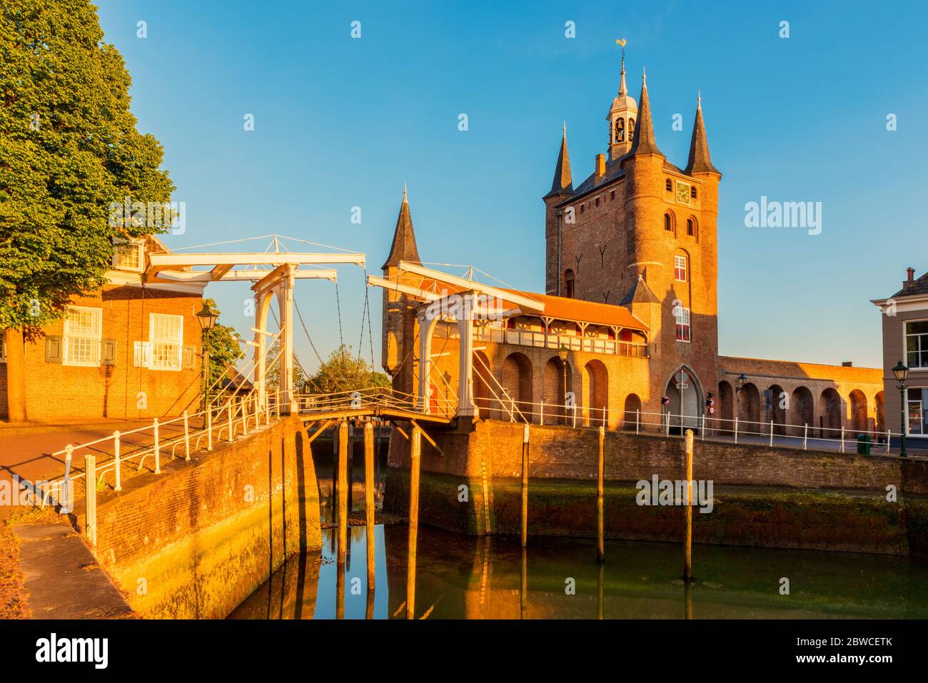 Stadttor und Zugbrücke in Zierikzee Zeeland Niederlande Stockfoto