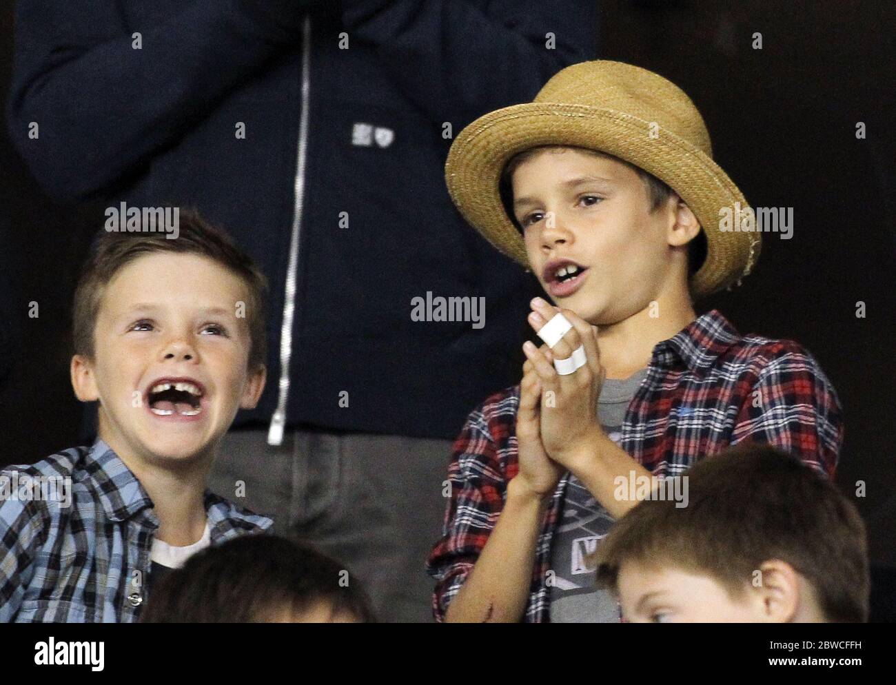 Romeo Beckham tanzt zu 'Gangnam' und wird von den Brüdern Brooklyn und Cruz Beckham vor dem SPIEL LA Galaxy gegen San Jose Eathqukes, Home Depot Center, Carson, Kalifornien, beobachtet. November 2012 Stockfoto