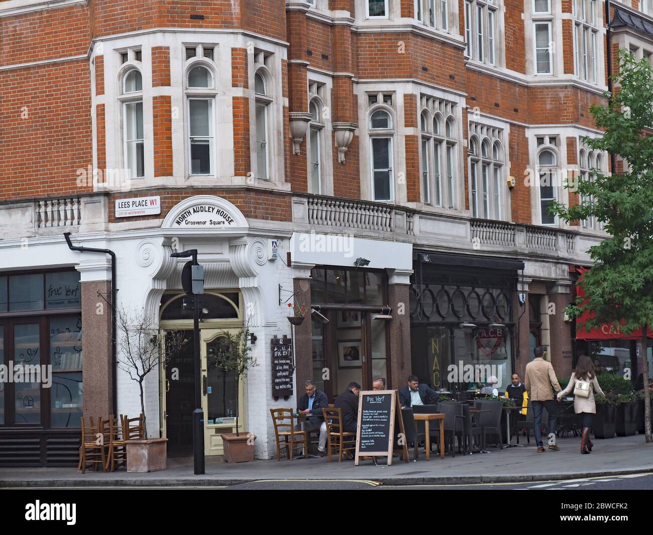 LONDON - SEPTEMBER 27, 2016: Ein unabhängiges Café im Freien in einem prunkvollen Gebäude in der Nähe des Mayfair-Viertels. Stockfoto