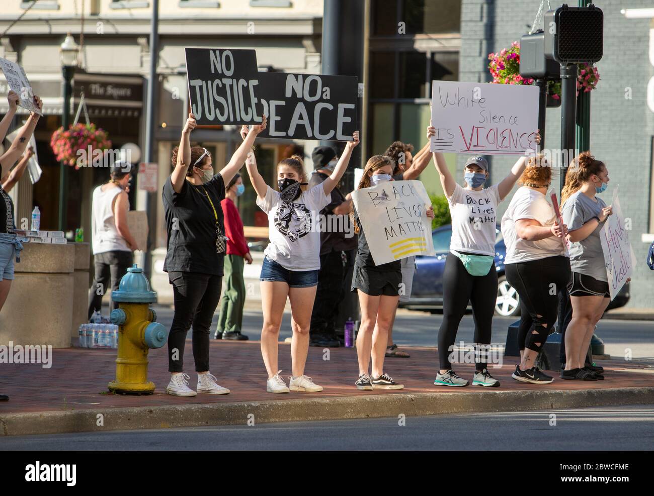 Stadtdemonstranten mit Schildern in Lexington, KY USA. Stockfoto