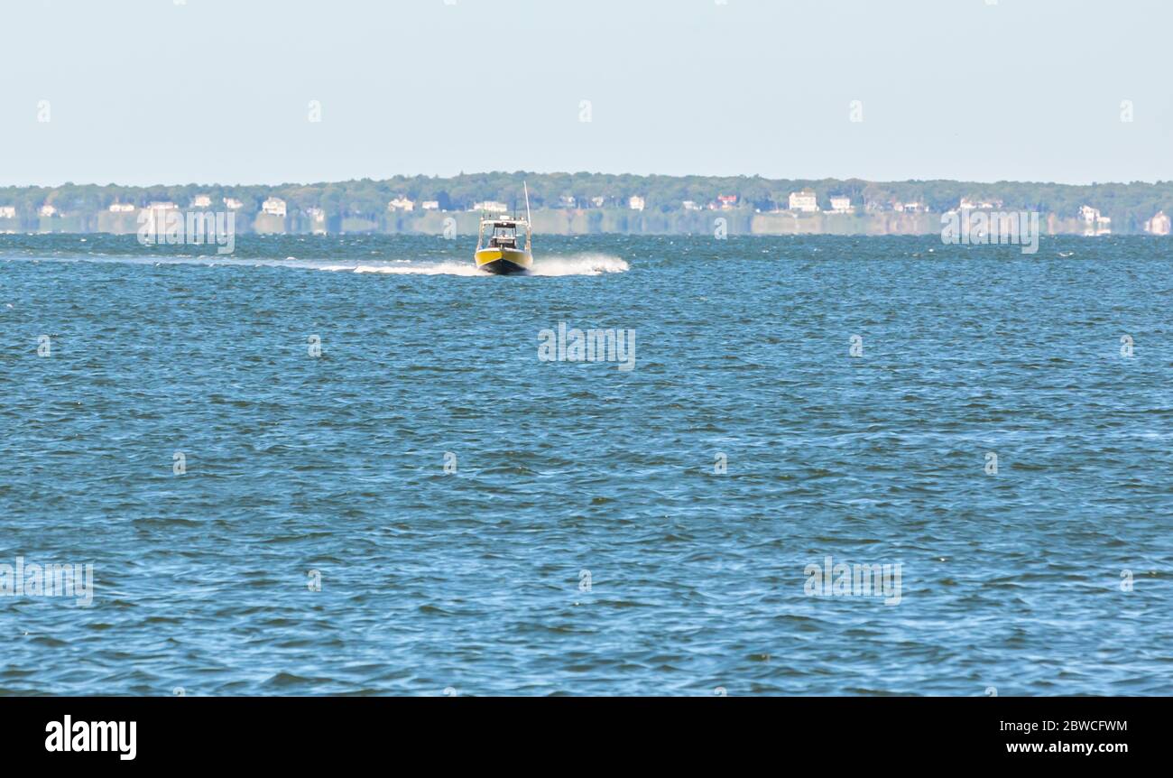 Sehen Sie ein Motorboot im Peconic River, Southold, NY Stockfoto
