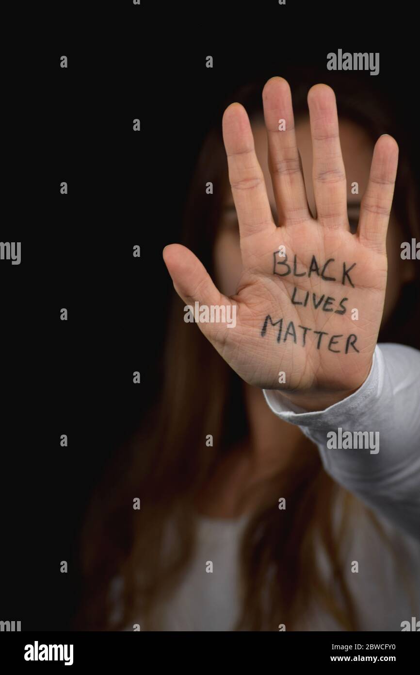 Porträt einer weißen Frau zeigt Unterstützung für die Black Lives Matter Cause. Menschen kommen zusammen, um Ungerechtigkeit und Rassismus zu beenden Stockfoto