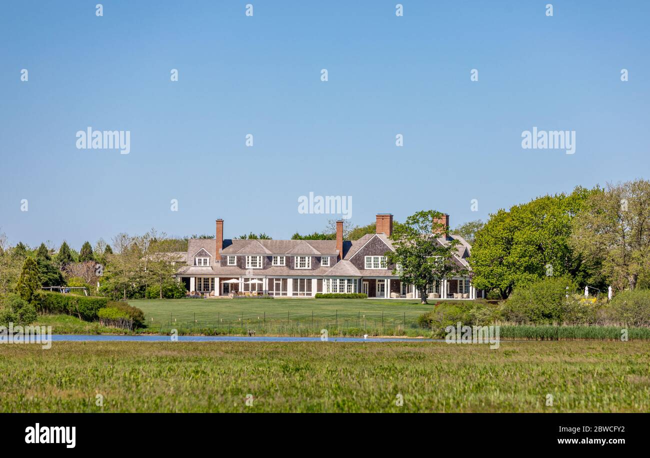Teures Anwesen am Wainscott Pond in Wainscott, NY Stockfoto