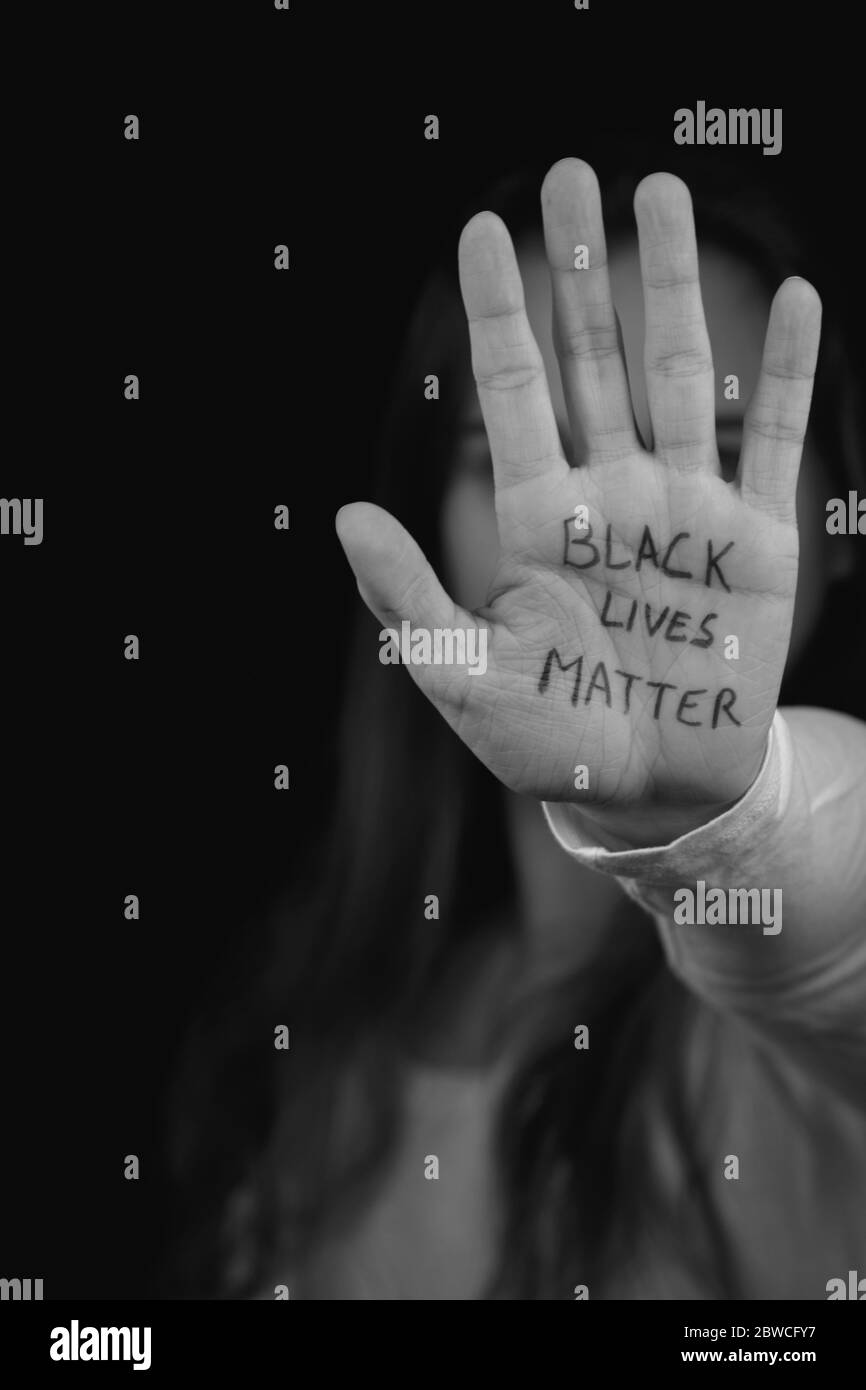 Porträt von weißen Mädchen Hand mit Slogan Black Lives Matter. Friedlicher Protest in Solidarität mit der BLM-Bewegung. Stockfoto