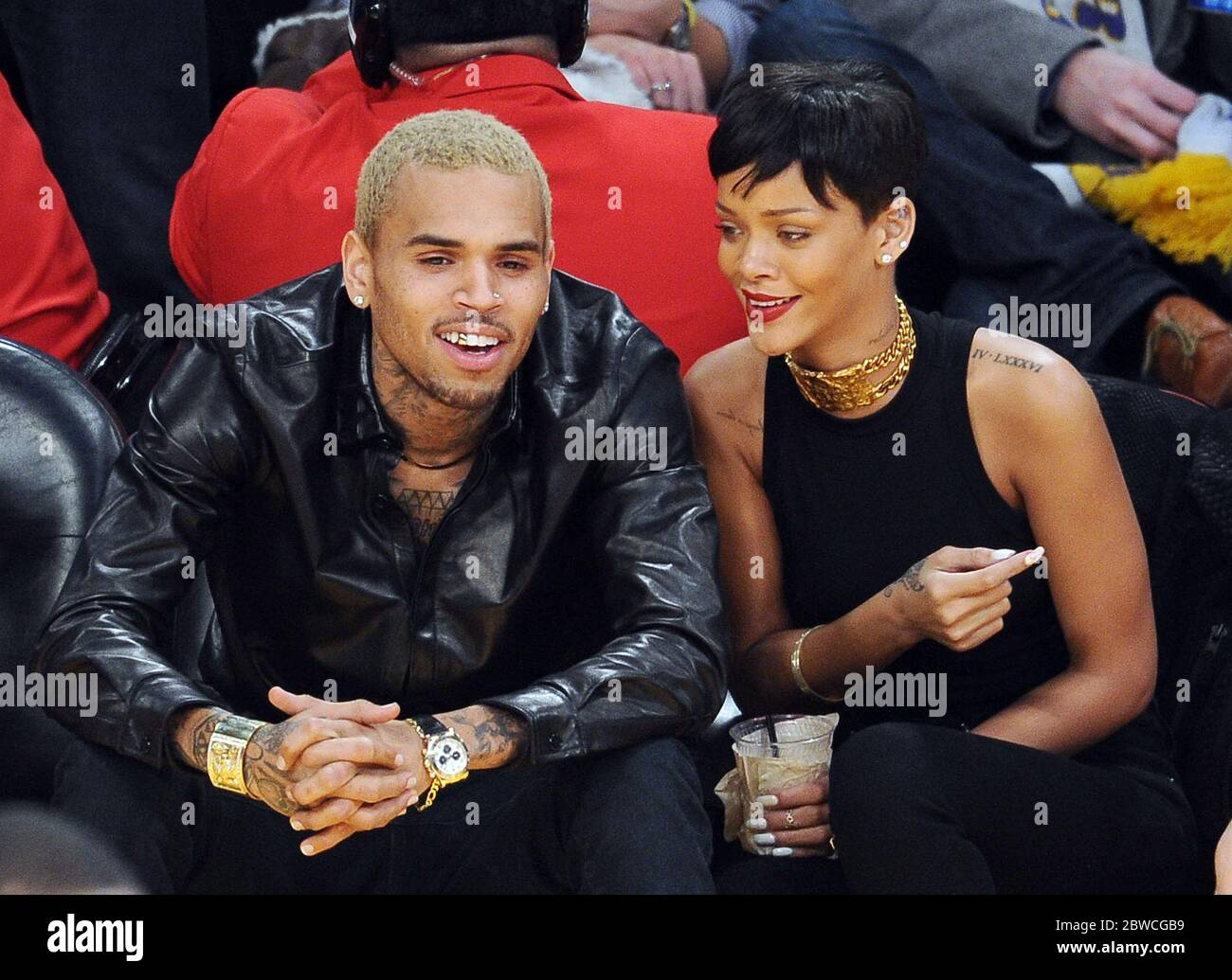 Rihanna, Chris Brown lachend zusammen im LA Lakers NBA Spiel, Dezember 2012 Stockfoto