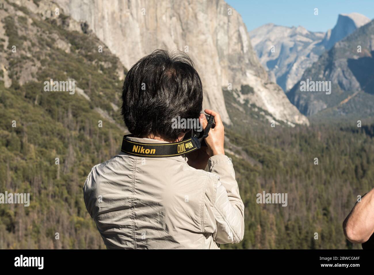 Ein Mann fotografiert mit seiner Nikon-Kamera am Tunnel View Point im Yosemite Nationalpark Stockfoto