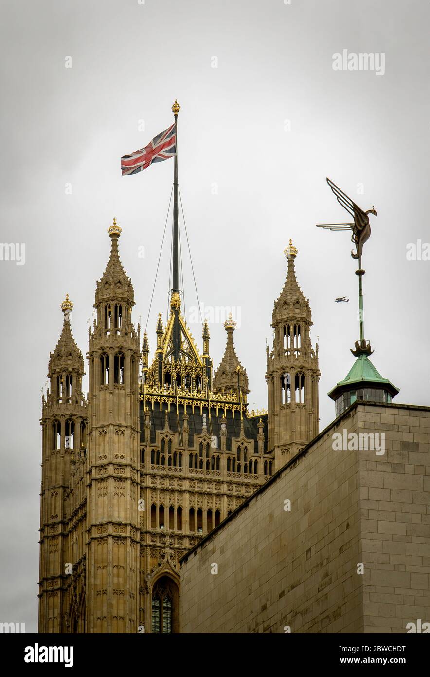 Blick auf das Londoner Parlament mit der englischen Flagge Stockfoto