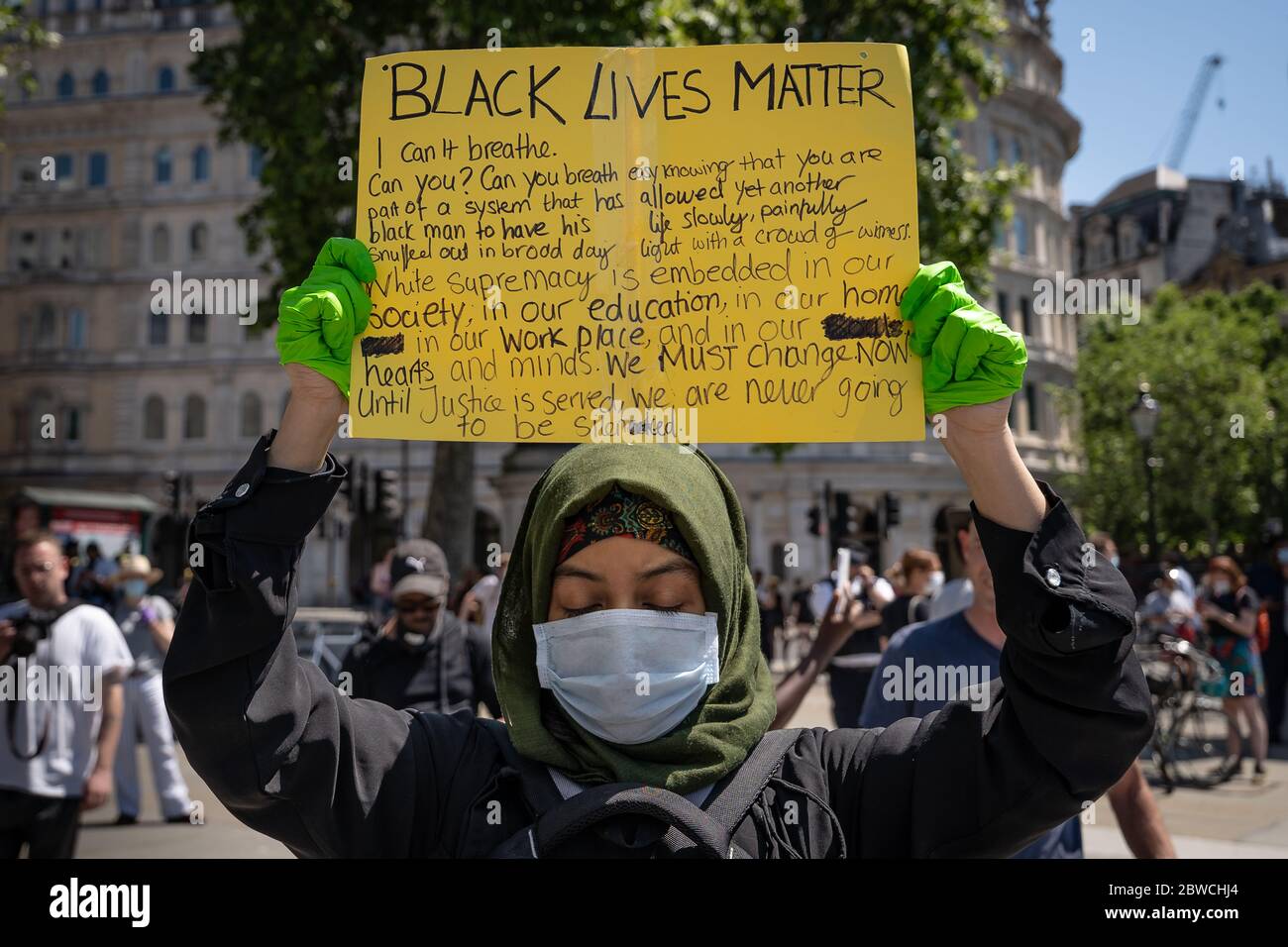 Tausende von Black Lives Matter (BLM) Aktivisten und Unterstützer versammeln sich am Trafalgar Square in London, um gegen den Tod von George Floyd in den USA zu protestieren. Stockfoto