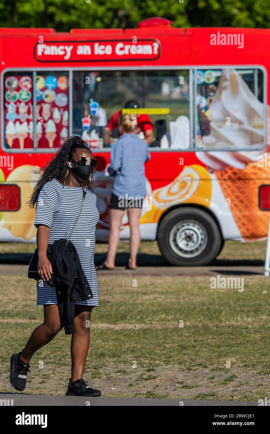 London, Großbritannien. Mai 2020. Ein Eis vom Mr Whippy Van im Brockwell Park holen - die Menschen genießen die Sonne auf Clapham Common, nachdem die Regierung die Beschränkungen gelockert und den Menschen erlaubt hat, sich zu treffen. Die Lockerung der "Lockdown" geht weiter für den Ausbruch des Coronavirus (Covid 19) in London. Kredit: Guy Bell/Alamy Live News Stockfoto