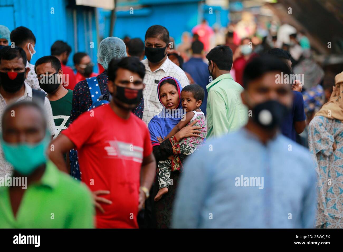 Dhaka, Bangladesch. Mai 2020. Die Menschen in Bangladesch bewegen sich auf dem Weg zur Fähre in ihre Heimatstadt, nachdem Bangladesch aufgrund des neuartigen Coronavirus (COVID-19) vom Mai 31 zum Wohle der Wirtschaft des Landes am Sadarghat Launch Terminal in Dhaka, Bangladesch, 31. Mai 2020 zum Teil eine mehr als zweimonatige Sperre lockern konnte. Die Regierung von Bangladesch erlaubte, dass alle Büros, Geschäfte und Transporte ab Sonntag in begrenztem Umfang wieder aufgenommen werden konnten, zu einer Zeit, in der das Land mit dem schlimmsten Kampf gegen die tödliche COVID-19 konfrontiert ist. Kredit: Suvra Kanti das/ZUMA Wire/Alamy Live News Stockfoto