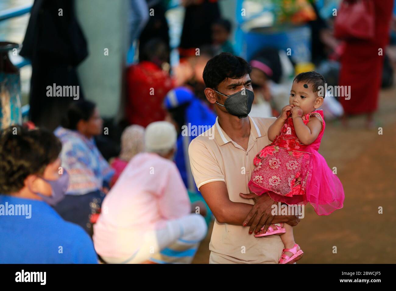 Dhaka, Bangladesch. Mai 2020. Die Menschen in Bangladesch bewegen sich auf dem Weg zur Fähre in ihre Heimatstadt, nachdem Bangladesch aufgrund des neuartigen Coronavirus (COVID-19) vom Mai 31 zum Wohle der Wirtschaft des Landes am Sadarghat Launch Terminal in Dhaka, Bangladesch, 31. Mai 2020 zum Teil eine mehr als zweimonatige Sperre lockern konnte. Die Regierung von Bangladesch erlaubte, dass alle Büros, Geschäfte und Transporte ab Sonntag in begrenztem Umfang wieder aufgenommen werden konnten, zu einer Zeit, in der das Land mit dem schlimmsten Kampf gegen die tödliche COVID-19 konfrontiert ist. Kredit: Suvra Kanti das/ZUMA Wire/Alamy Live News Stockfoto
