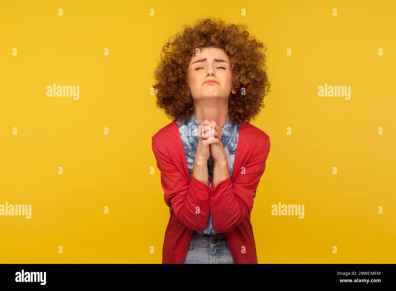 Bitte, ich betteln! Porträt von verärgert besorgte Frau mit lockigen Haaren Blick mit Bitting verzweifelte Grimasse, beten zu gott um Hilfe bitten. indo Stockfoto