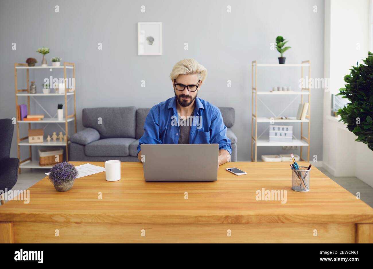 Konzentrierter Geschäftsmann arbeitet online auf Laptop im Home Office Stockfoto