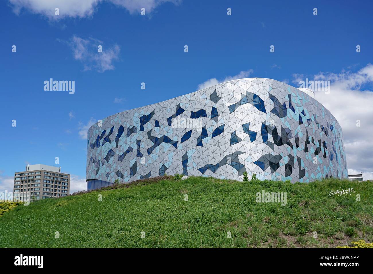 TORONTO - 31. MAI 2020: Das neue Gebäude der York University für die Lassonde School of Engineering weist ein kompliziertes geometrisches Muster aus Dreiecken auf Stockfoto