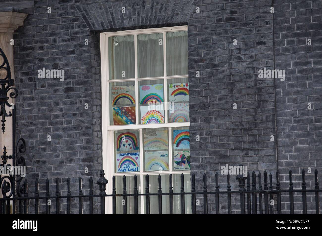 Premierminister Boris Johnson klatscht für NHS, Betreuer und alle wichtigen Arbeiter außerhalb der Nummer 10 Downing Street mit: Atmosphäre wo: London, Großbritannien Wann: 30 Apr 2020 Quelle: Phil Lewis/WENN Stockfoto