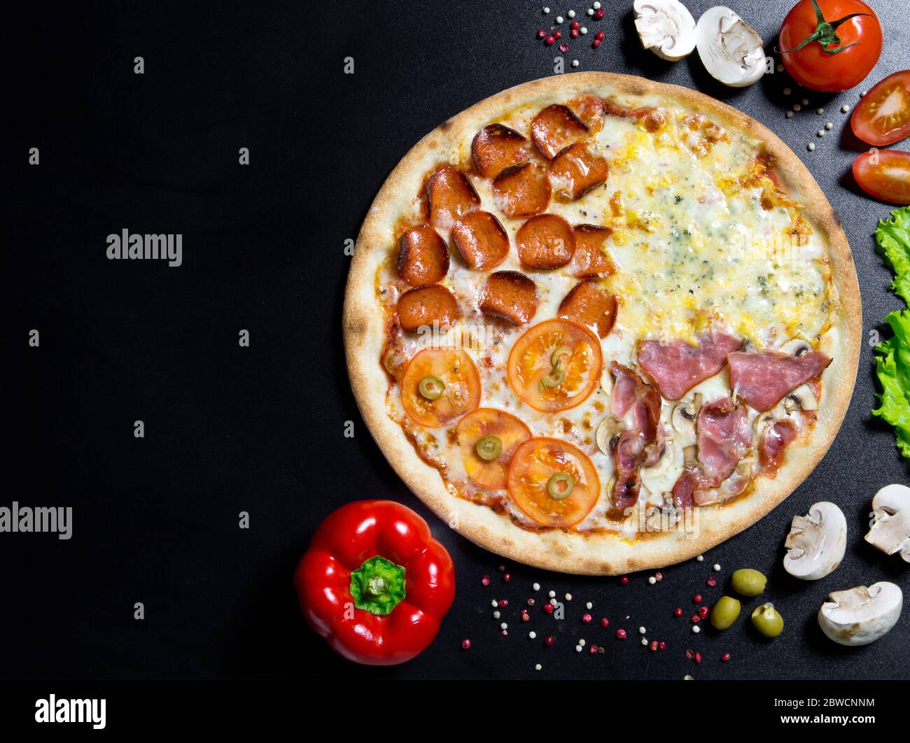 Italienische Pizza und Zutaten und Gewürze zum Kochen von Pilzen ...