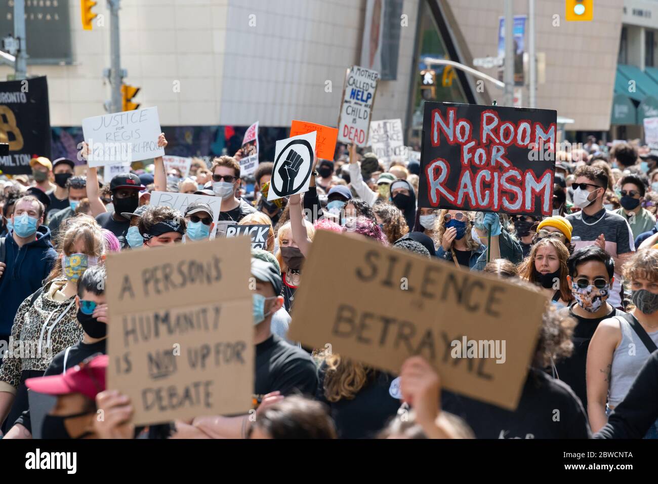 Demonstranten marschieren durch die Innenstadt von Toronto, um gegen die Strafverfolgung als Reaktion auf Regis Korchinski-Paquet und George Floyds Tod zu protestieren. Stockfoto