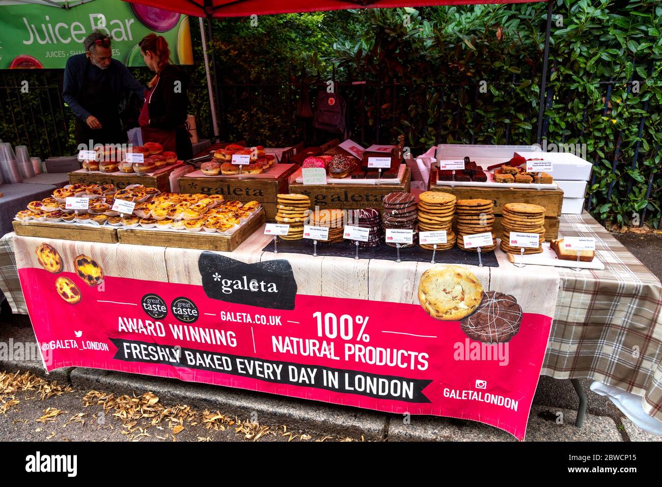 Bäckerei Galeta London mit Plätzchen und Gebäck auf dem Victoria Park Market, London, Großbritannien Stockfoto