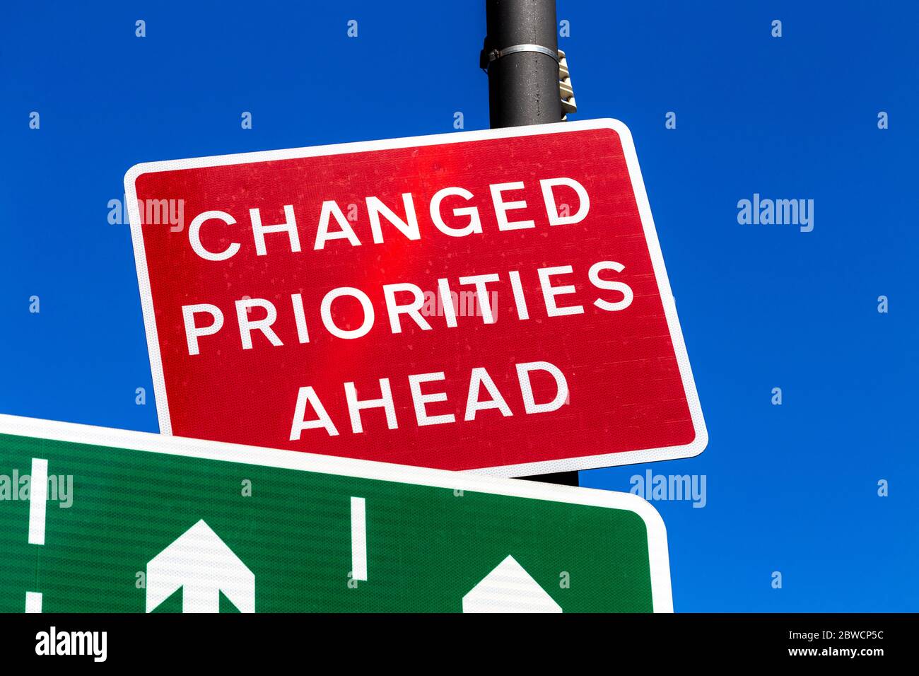 Rotes „Changed Priorities Ahead“-Zeichen Stockfoto