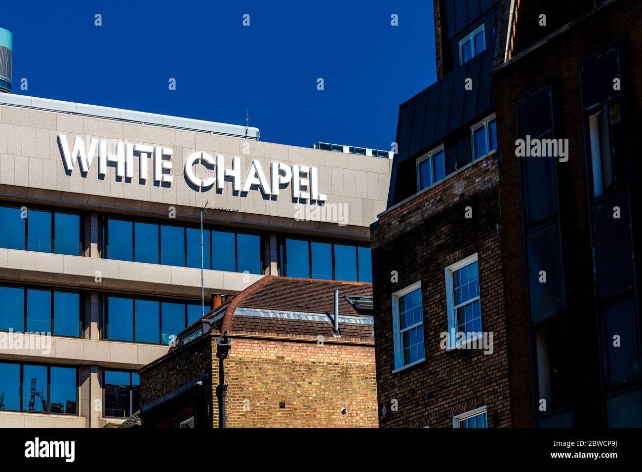 Logo auf der Fassade des White Chapel Building mit Fotografie Galerie, London, Großbritannien Stockfoto