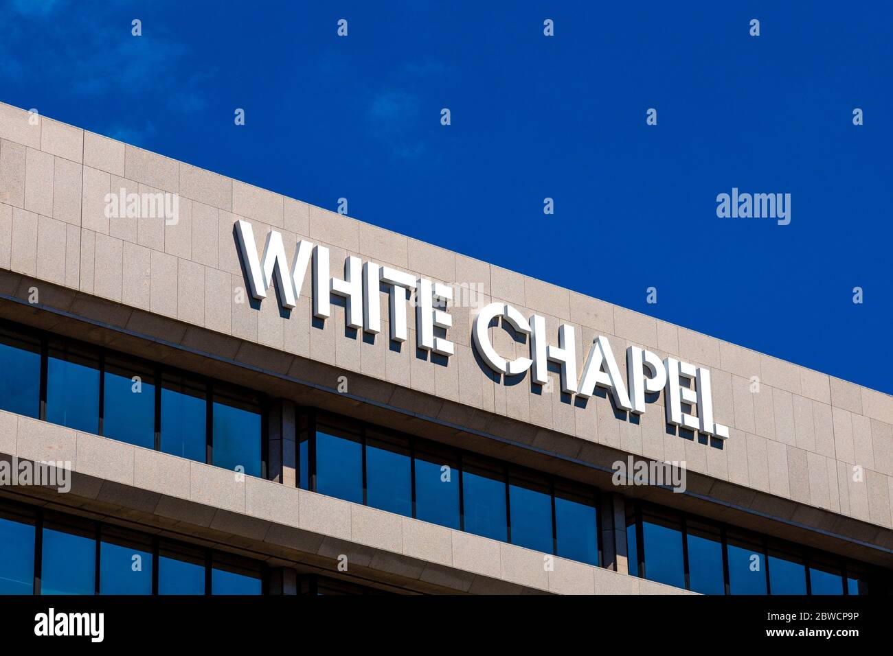 Logo auf der Fassade des White Chapel Building mit Fotografie Galerie, London, Großbritannien Stockfoto