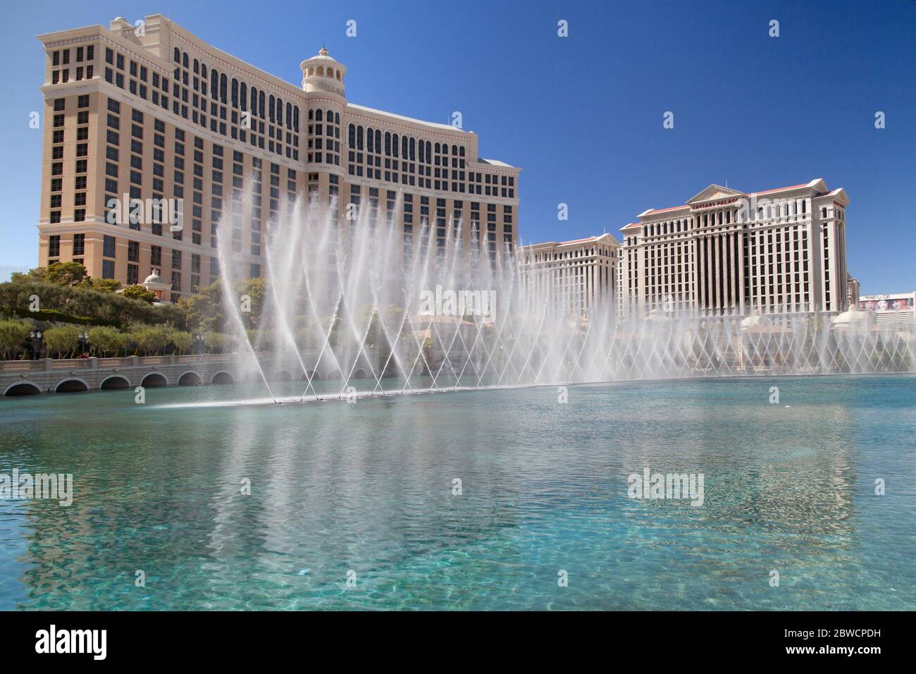 Las Vegas, Nevada - 30. August 2019: Das Bellagio und der nahe gelegene Caesars Palace, mit den Springbrunnen des Bellagio im Vordergrund, Las Vegas, Nevada, Einheit Stockfoto