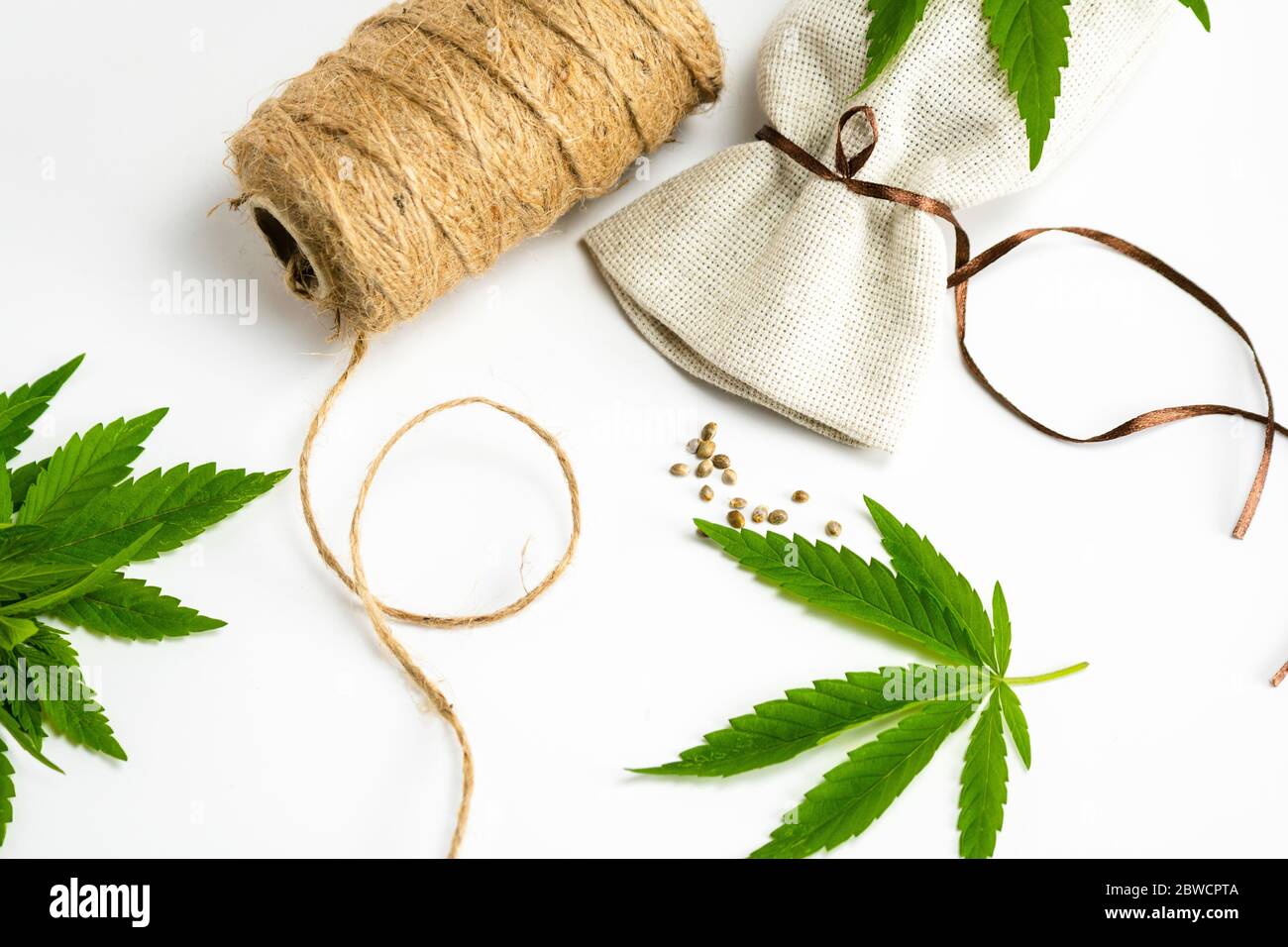 Hanffäden, medizinische Marihuana Blätter und Samen, Nahaufnahme. Verwendung von Cannabis in der Stoffproduktion und in der Industrie Stockfoto