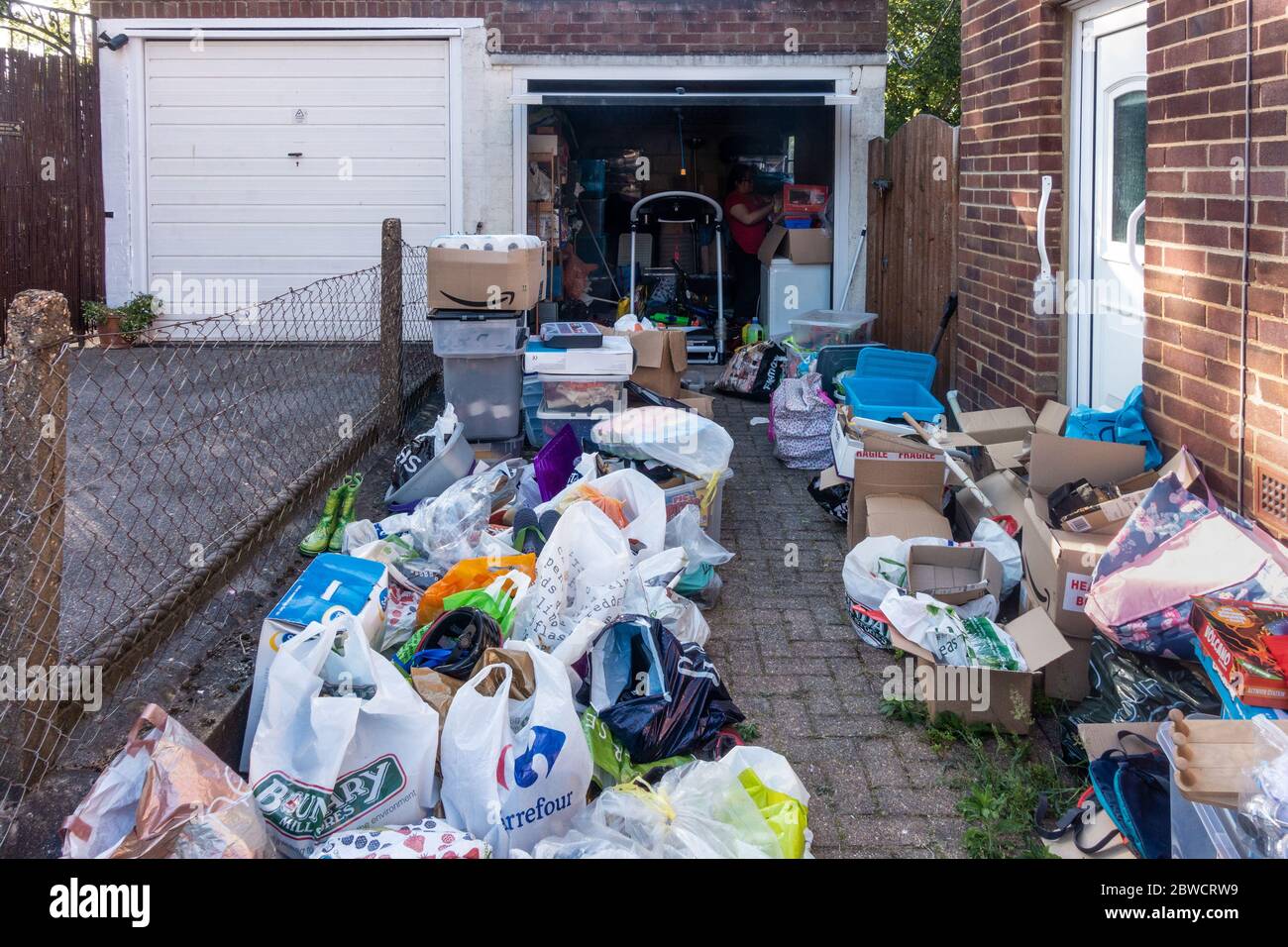 Müllbeseitung aus einer Wohngarage. Sortieren in Stapel zu halten und wegwerfen. Stockfoto