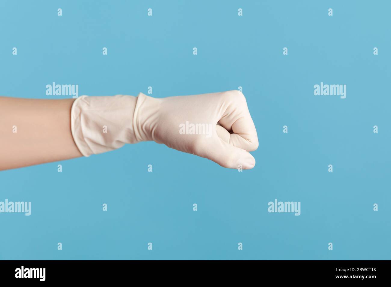 Profil Seitenansicht Nahaufnahme der menschlichen Hand in weißen chirurgischen Handschuhen zeigt Boxen Fäuste mit der Hand. Angriff oder Verteidigung gegen Probleme. Indoor, Studio sh Stockfoto