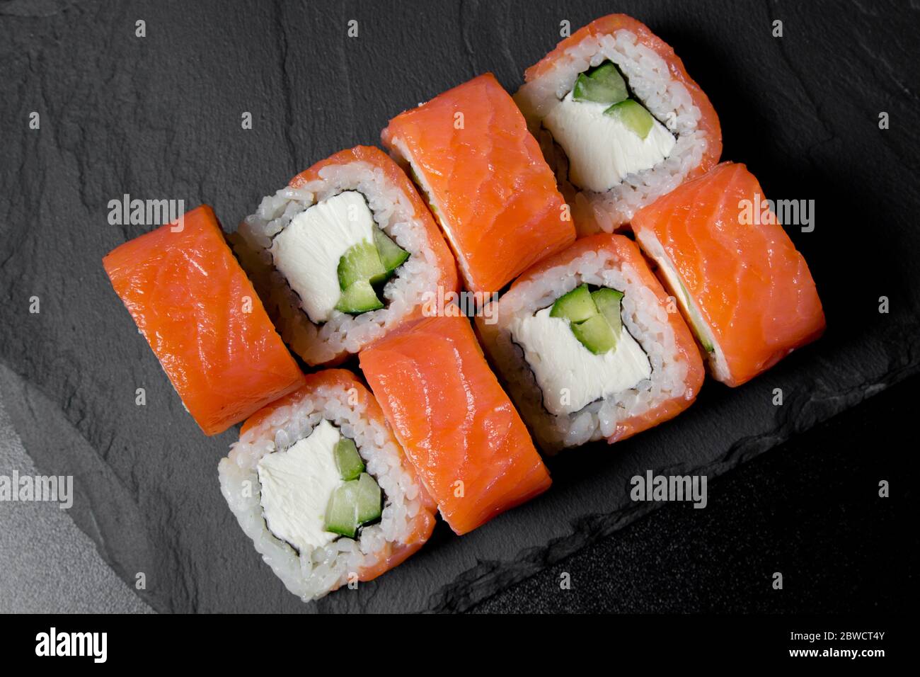 Philadelphia Roll Sushi mit Lachs auf dunklem Hintergrund. Von oben gesehen Sushi. Sushi Food Foto für Menü. Stockfoto