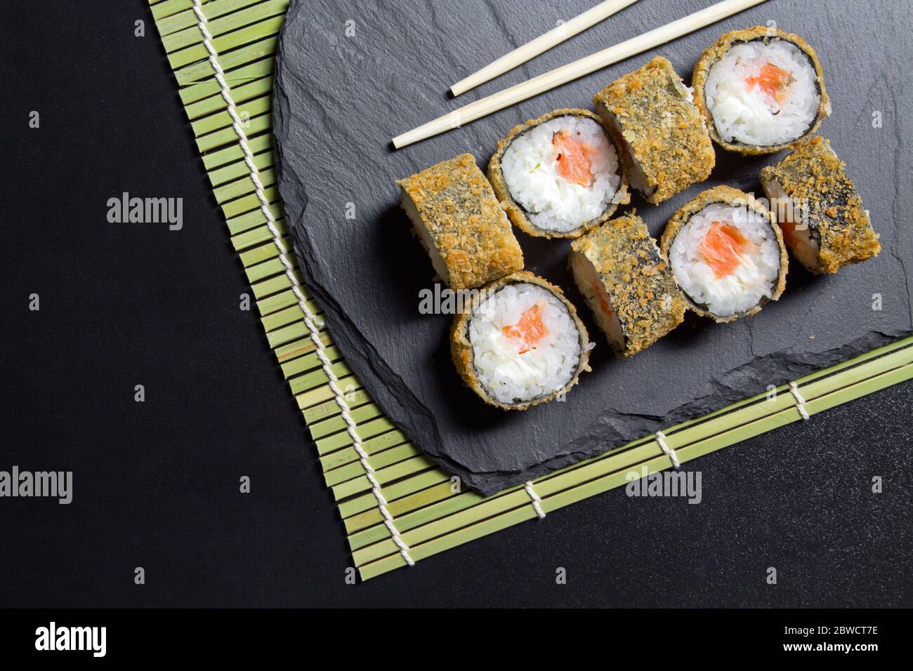 Sushi-Rolle Tempura mit Garnelen. Von oben gesehen Sushi. Sushi Food ...