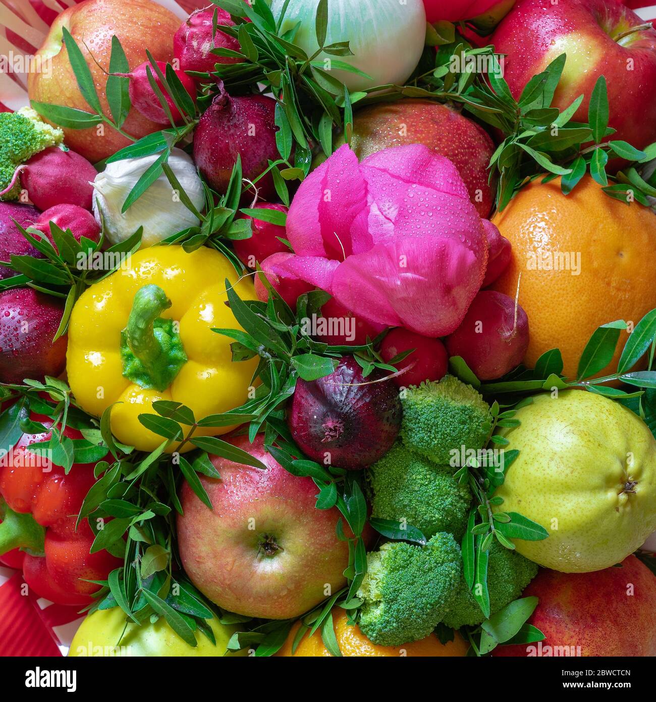 Flaches Gemüse, Obst, Blumen und grüne Blätter. Draufsicht. Gesunde Ernährung, Ernährung Konzept. Birne, Grapefruit, Apfel, Mango, Orange, Brokkoli Stockfoto