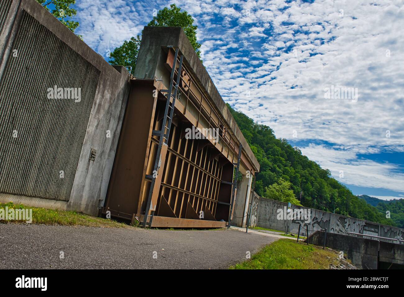 Hochwasserschutzmauer in Matewan, West Virginia Stockfoto